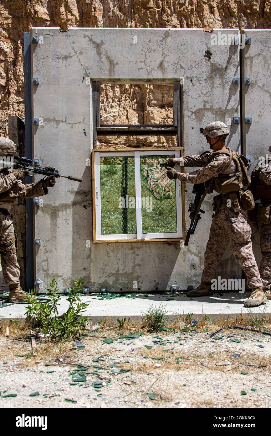 I Marines degli Stati Uniti con il secondo battaglione, i Marines, assegnati alla forza di missione di aria Marina-terra di scopo speciale - risposta di crisi - comando centrale (SPMAGTF-CR-CC) infranano una finestra durante l'addestramento in Giordania, 12 maggio 2021. SPMAGTF-CR-CC è progettato per rispondere in modo rapido ed efficiente a un'ampia gamma di operazioni militari utilizzando le risorse di aviazione, terra e logistica. Foto Stock