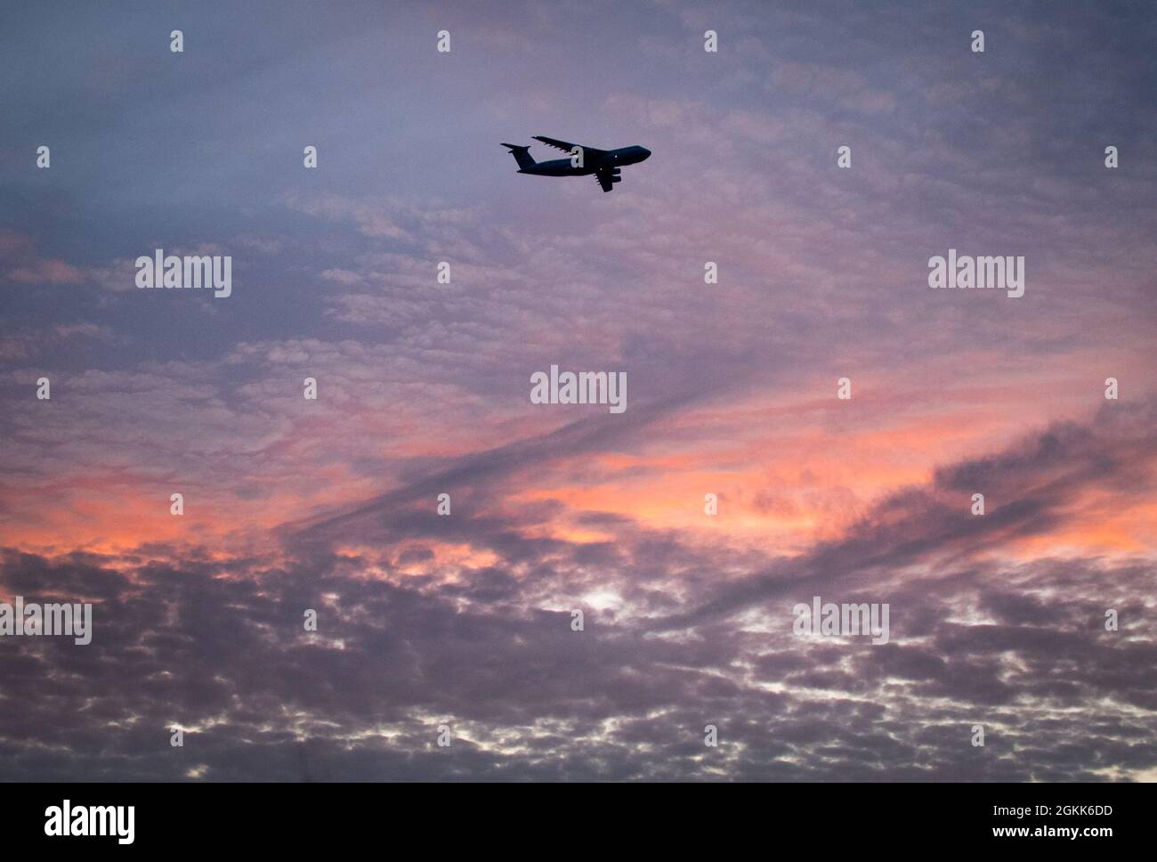 Una 436a Airlift Wing C-5M Super Galaxy attraversa un cielo viola e arancione al tramonto 12 maggio presso la base dell'aeronautica Eglin, Fl. l'aereo della base dell'aeronautica di dover e l'equipaggio hanno rilasciato i razzi come parte di un programma di prova difensivo di due settimane contro le contromisure con il 46esimo Squadrone di prova. Foto Stock