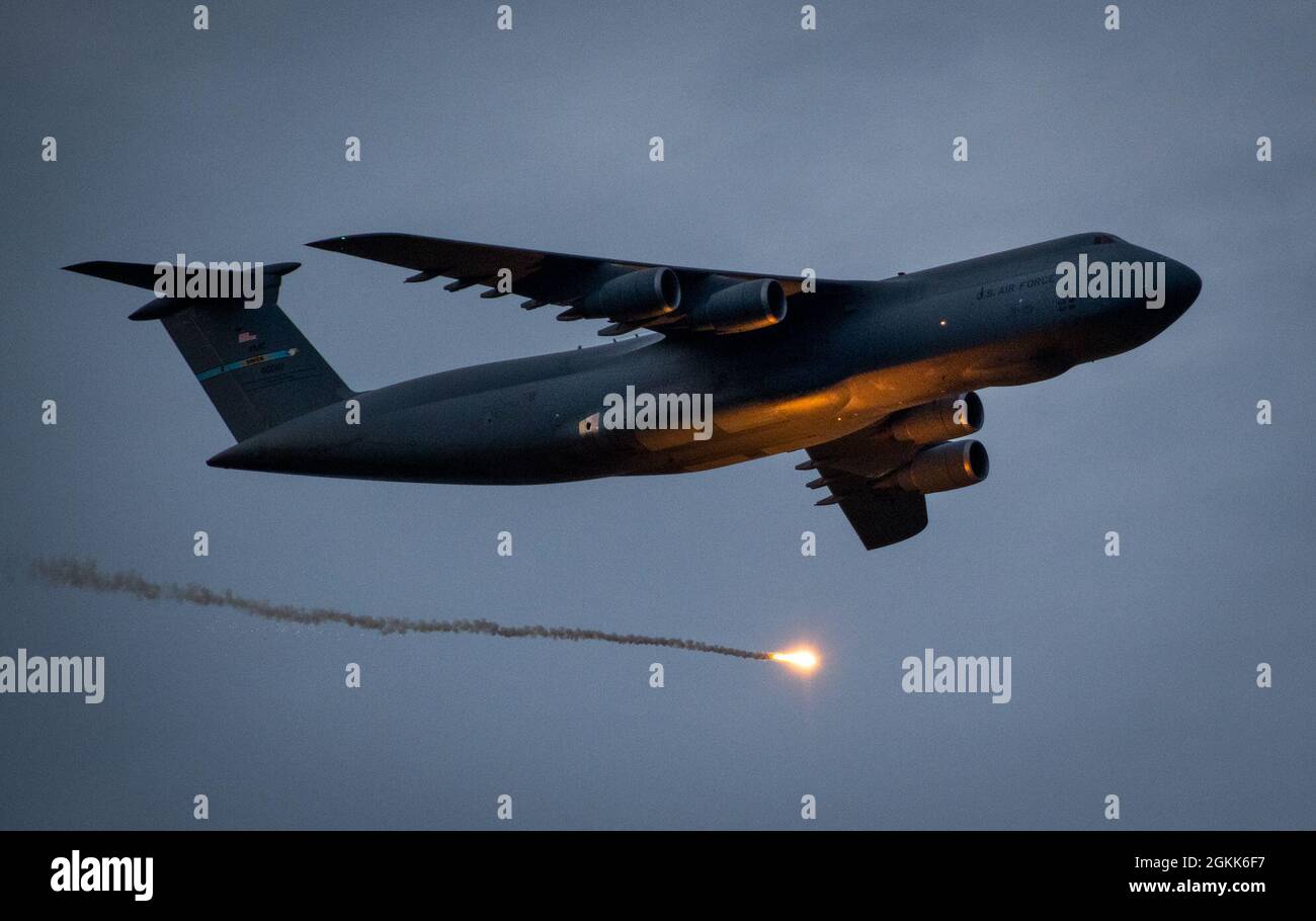 Un 436esimo Airlift Wing C-5M Super Galaxy rilascia i razzi durante un test maggio 12 alla base dell'aeronautica di Eglin, Flag. Il velivolo e l'equipaggio della base dell'aeronautica di dover ha rilasciato i razzi come parte di un programma di test di contromisure difensive di due settimane con il 46esimo Squadrone di prova. Foto Stock