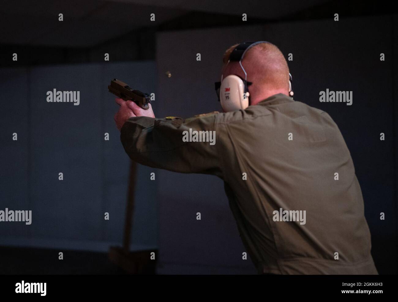 Il Capt. Kyle Byrd, 37esimo pilota della Bomb Squadron, spara una pistola M-18 durante la sfida di Eccellenza della settimana Nazionale della polizia in concorrenza alla base dell'aeronautica di Ellsworth, S.D., 12 maggio 2021. Il concorso è stato parte di una serie di eventi che si sono tenuti nel corso di una settimana dal 28° Squadrone delle forze di sicurezza che onorava i membri dell'applicazione della legge in tutto il paese. Foto Stock