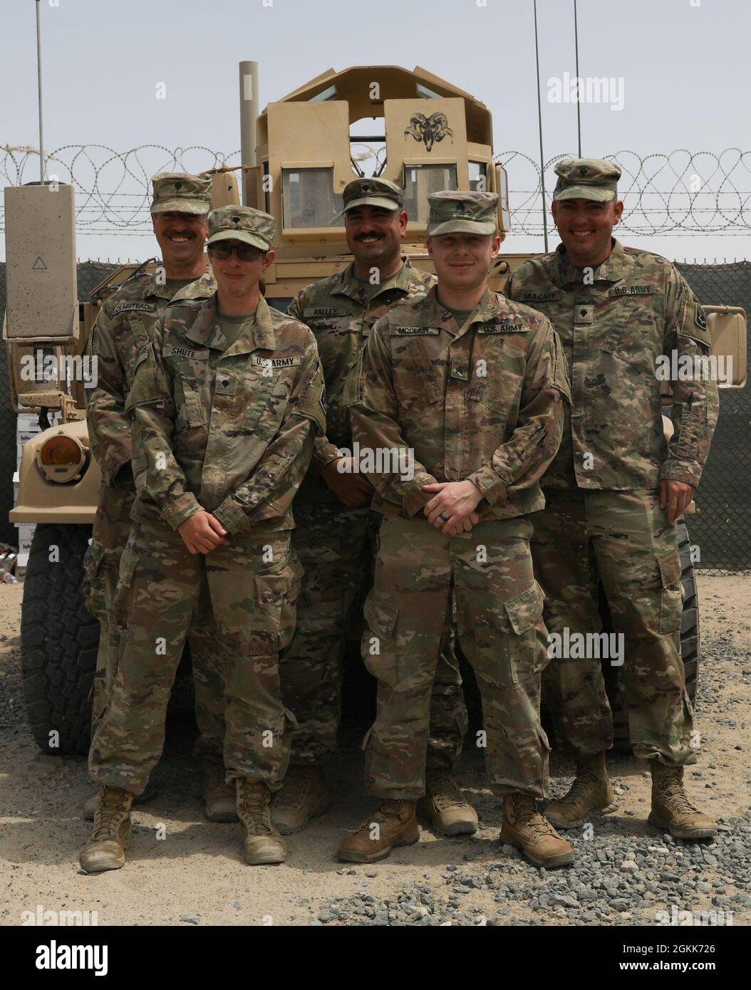 SPC dell'esercito degli Stati Uniti. Richard G. Olmstead III, SPC. Amanda G. Shute, SPC. Michael L. Halley, SPC. Charles W. Mulcahy, medico di combattimento assegnato a Delta Company, Task Force Iron Valor, e Sgt. Jackson W. McClain, medico senior assegnato alla Task Force D Co Iron Valor, dispiegato attualmente a Camp Arifjan, Kuwait, 12 maggio 2021. Questi soldati forniscono assistenza medica di emergenza in prima linea al personale dispiegato in un ambiente di combattimento o di addestramento. Foto Stock