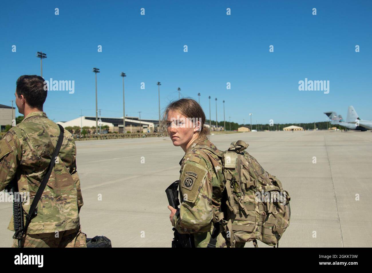 I paracadutisti assegnati alla terza Brigade Combat Team, 82a Divisione Airborne tornano a Fort Bragg dopo aver completato la Swift Response 21. La Brigata ha condotto un attacco aereo in Estonia nell'ambito di un'operazione di ingresso congiunto a forza multinazionale (JFE) quasi simultanea, rispettivamente in Estonia, Lituania e Romania. L'operazione ha dimostrato prontezza strategica, interoperabilità e risolutezza a sostegno dell'Alleanza NATO in tutta Europa durante Swift Response 21 (SR21). Più di 7,000 paracadutisti hanno partecipato al JFE della 82° Divisione Airborne: 173° Brigata Airborne, la sesta A polacca Foto Stock