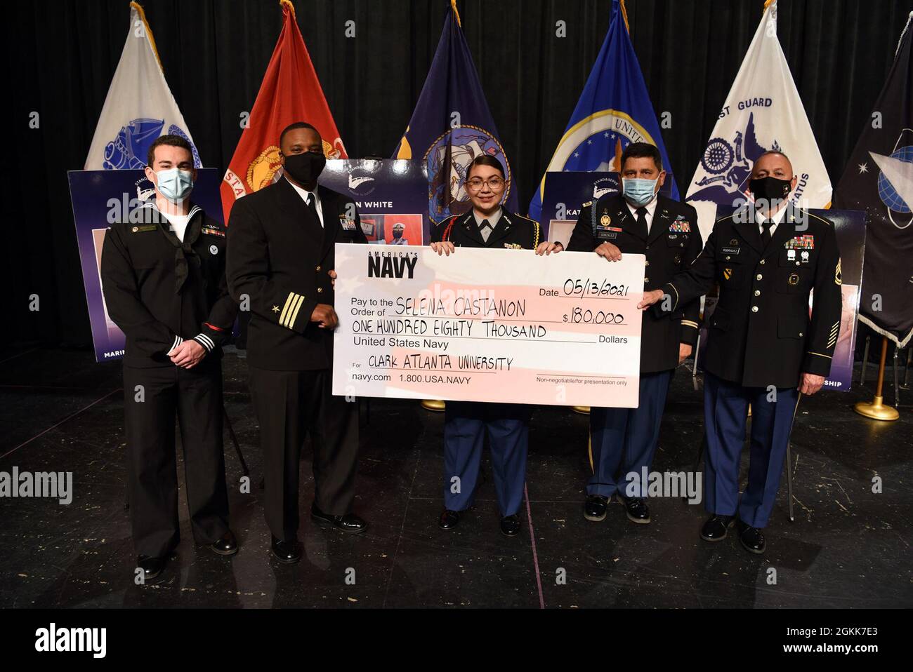 EDINBURG, Texas – (13 maggio 2021) Selena Castanon, di Chicago, una scuola superiore di Edinburg North, ha ricevuto la borsa di studio Naval Reserve Officers Training Corps (NROTC) per un importo di 180,000 dollari durante una presentazione speciale tenuta a scuola. Il premio è stato presentato da CMdR. Dominique Jackson, di Monroe, La., vicedirettore dell’Ufficio di Outreach e Diversity del comando di reclutamento della Marina (NRC). Castanon, che aspira a diventare un ufficiale esplosivo per lo smaltimento delle armi, parteciperà alla Clark Atlanta University in autunno, con la specializzazione in chimica. "Onestamente, sembra un mito Foto Stock