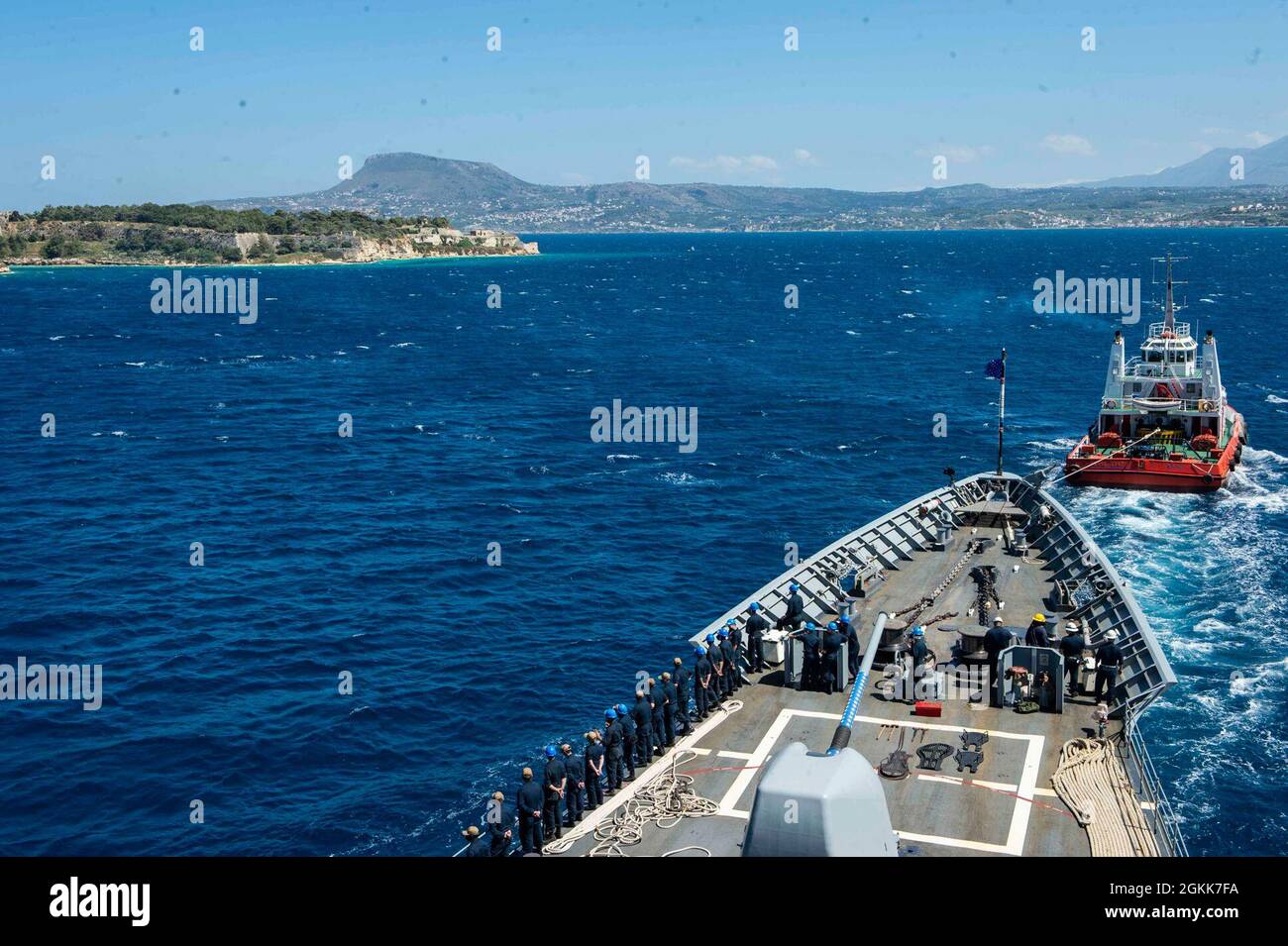 210513-N-RG587-1058 MAR MEDITERRANEO (13 maggio 2021) l'incrociatore missilistico guidato di classe Ticonderoga USS Vella Gulf (CG 72) parte da Souda Bay, Grecia, 13 maggio 2021. Vella Gulf è in fase di dispiegamento di routine nell'area della Sesta flotta degli Stati Uniti di operazioni a sostegno degli interessi e della sicurezza nazionali degli Stati Uniti in Europa e Africa. Foto Stock