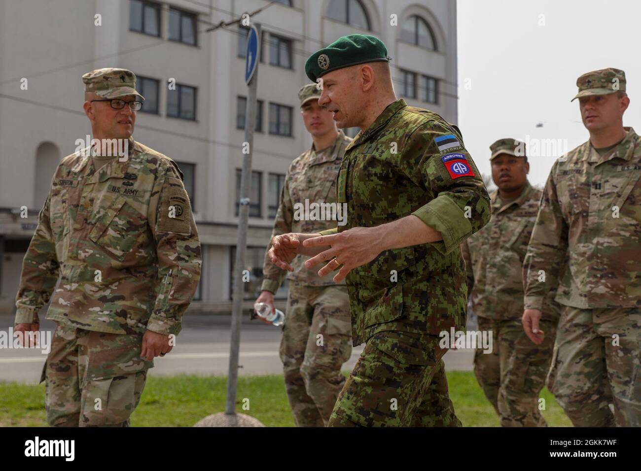 TALLINN, Estonia — Cappellani dell'esercito degli Stati Uniti, il maggiore Matthew Shenton e il Capitano Michael Bielefeld, insieme all'assistente Chaplain, Sgt. Divann Jackson e Religious Affairs Sgt. Samuel Bobbitt, della terza squadra di combattimento di Brigade, 82nd divisione Airborne, dopo il cappellano della forza di difesa estone, Capt. Tõnis Kark, come egli dà al gruppo un tour di Tallinn, a sostegno di Swift Response 21, qui, 13 maggio 2021. SWIFT Response 21 è un esercizio collegato di DEFENDER-Europe 21, che prevede attività operative speciali, aggressioni aeree, ed esercitazioni antincendio in Estonia, Bulgaria e Romania, dimostrando i aereo Foto Stock