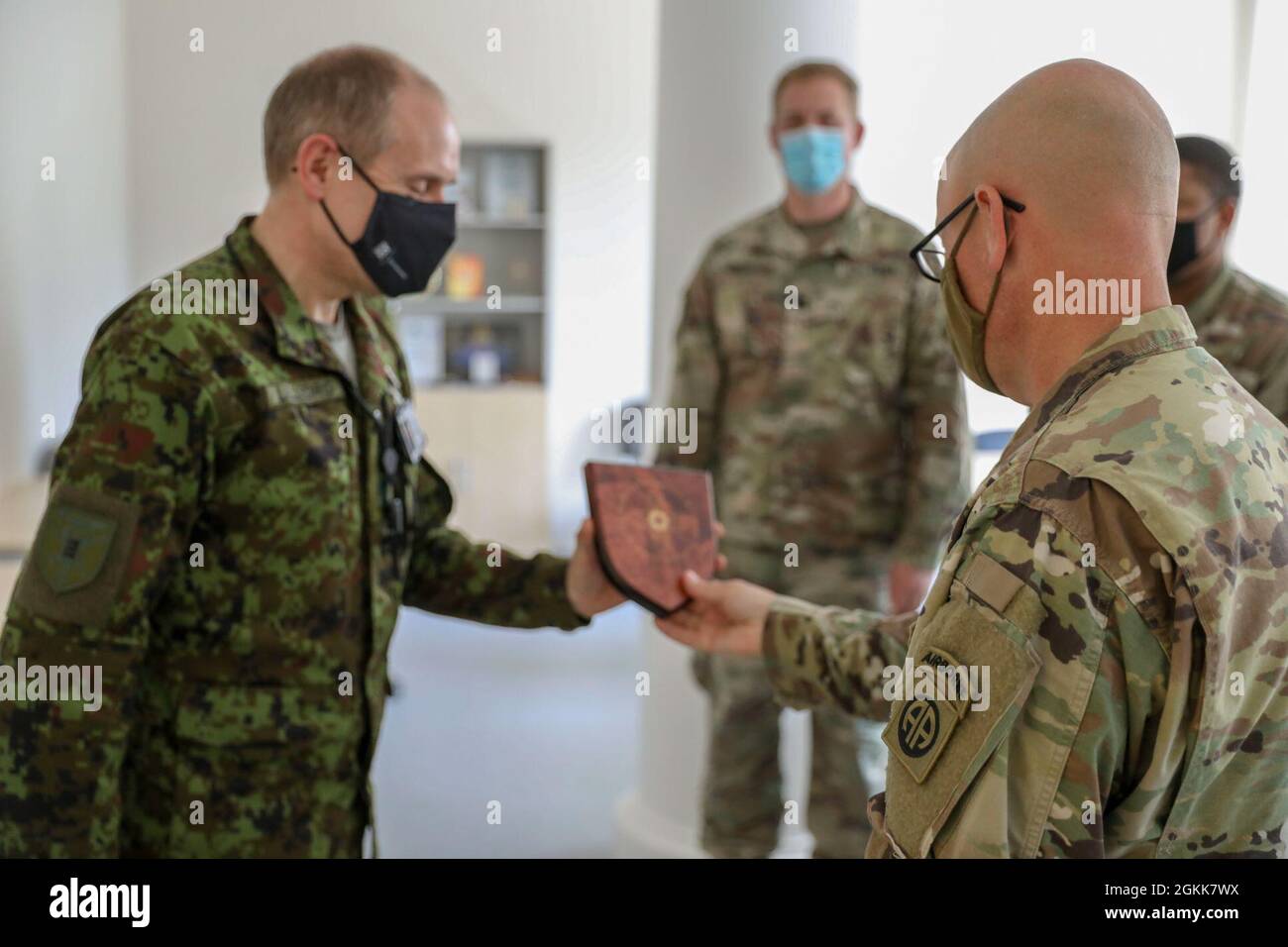 TALLINN, Estonia — il cappellano della forza di difesa estone, Capt. Ago Lilleorg, dà il cappellano dell'esercito degli Stati Uniti, il Major. Matthew Shenton dalla terza squadra di combattimento della Brigata, 82nd divisione Airborne, una targa come regalo per la loro visita a sostegno di Swift Response 21, qui, 13 maggio 2021. SWIFT Response 21 è un esercizio collegato di DEFENDER-Europe 21, che prevede attività operative speciali, aggressioni aeree ed esercitazioni antincendio in Estonia, Bulgaria e Romania, dimostrando l'interoperabilità aerea tra gli alleati della NATO. DEFENDER-Europe 21 è un'esercitazione su larga scala condotta dall'esercito statunitense, progettata per creare disponibilità e inte Foto Stock