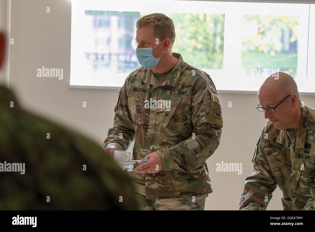TALLINN, Estonia — i Cappellani dell'esercito degli Stati Uniti, il Major Matthew Shenton e il Capitano Michael Bielefeld, la terza squadra di combattimento della Brigata, la 82° divisione Airborne, ottenendo il caffè che è stato offerto loro dai cappellani dalla forza di difesa estone in sostegno di Swift Response 21, qui, il 13 maggio 2021. SWIFT Response 21 è un esercizio collegato di DEFENDER-Europe 21, che prevede attività operative speciali, aggressioni aeree ed esercitazioni antincendio in Estonia, Bulgaria e Romania, dimostrando l'interoperabilità aerea tra gli alleati della NATO. DEFENDER-Europe 21 è un'esercitazione su larga scala condotta dall'esercito statunitense progettata per costruire re Foto Stock