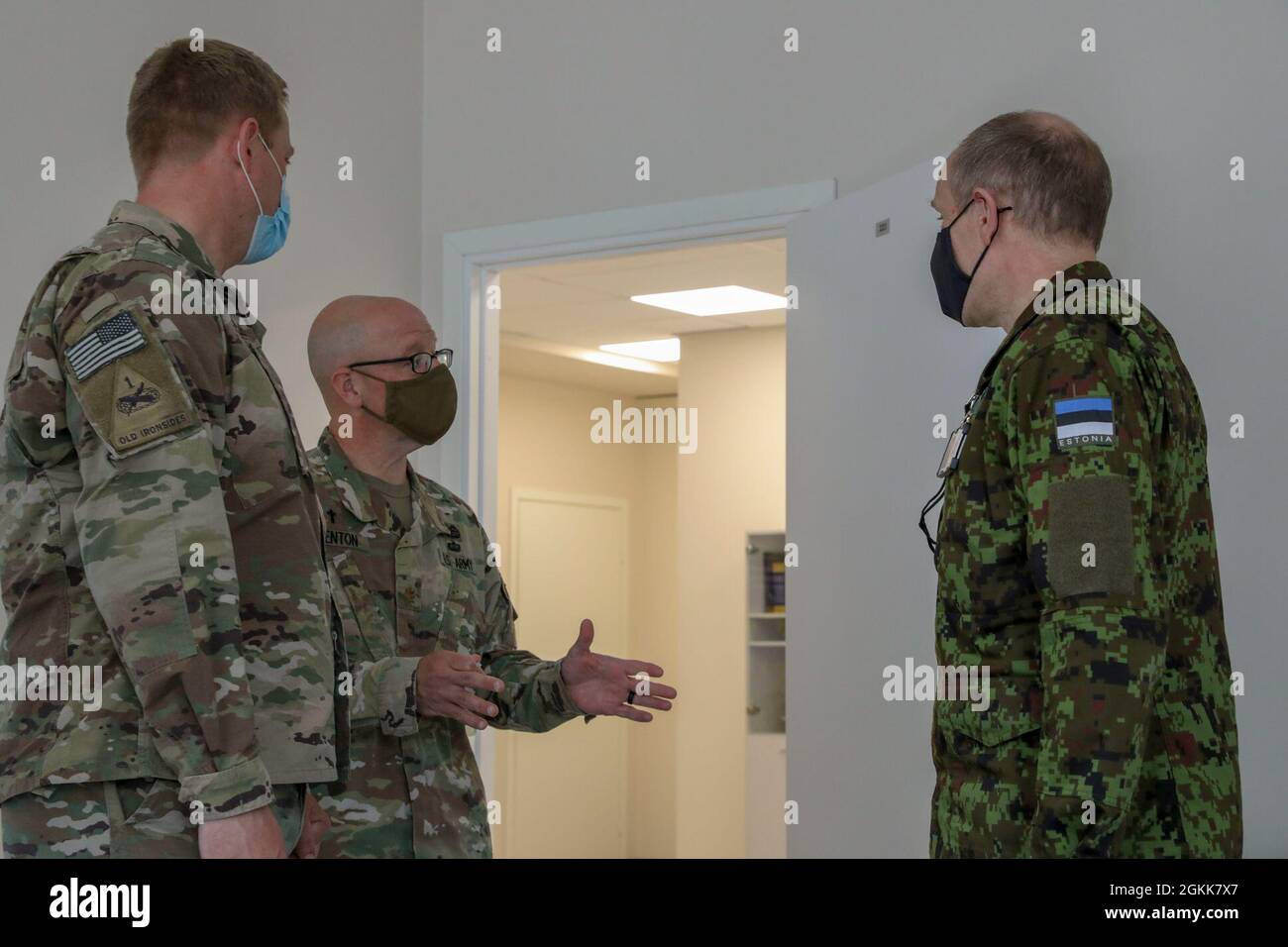 TALLINN, Estonia — i Cappellani dell'esercito degli Stati Uniti, il Major Matthew Shenton e il Capitano Michael Bielefeld, della terza squadra di combattimento della Brigata, 82a divisione Airborne, parlando con il cappellano, Capt.ago Lilleorg, della forza di difesa estone a sostegno della risposta di Swift 21, qui, 13 maggio 2021. SWIFT Response 21 è un esercizio collegato di DEFENDER-Europe 21, che prevede attività operative speciali, aggressioni aeree ed esercitazioni antincendio in Estonia, Bulgaria e Romania, dimostrando l'interoperabilità aerea tra gli alleati della NATO. DEFENDER-Europe 21 è un'esercitazione su larga scala condotta dall'esercito statunitense progettata per costruire readi Foto Stock