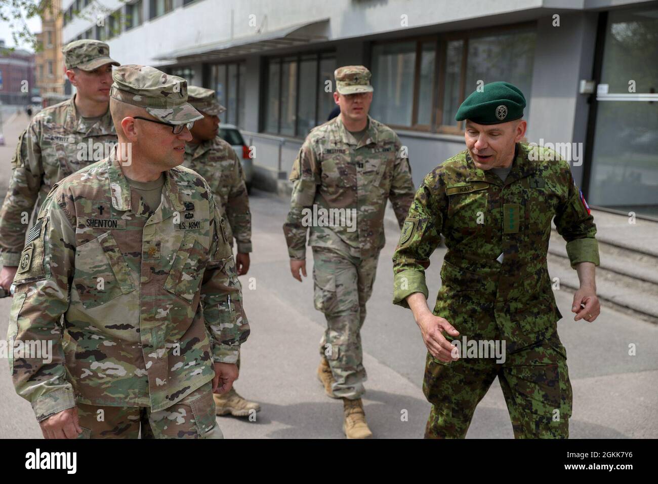 TALLINN, Estonia — Cappellani dell'esercito degli Stati Uniti, il maggiore Matthew Shenton e il Capitano Michael Bielefeld, insieme all'assistente Chaplain, Sgt. Divann Jackson e Religious Affairs Sgt. Samuel Bobbitt, della terza squadra di combattimento di Brigade, 82nd divisione Airborne, dopo il cappellano della forza di difesa estone, Capt. Tõnis Kark, come egli dà al gruppo un tour di Tallinn, a sostegno di Swift Response 21, qui, 13 maggio 2021. SWIFT Response 21 è un esercizio collegato di DEFENDER-Europe 21, che prevede attività operative speciali, aggressioni aeree, ed esercitazioni antincendio in Estonia, Bulgaria e Romania, dimostrando i aereo Foto Stock