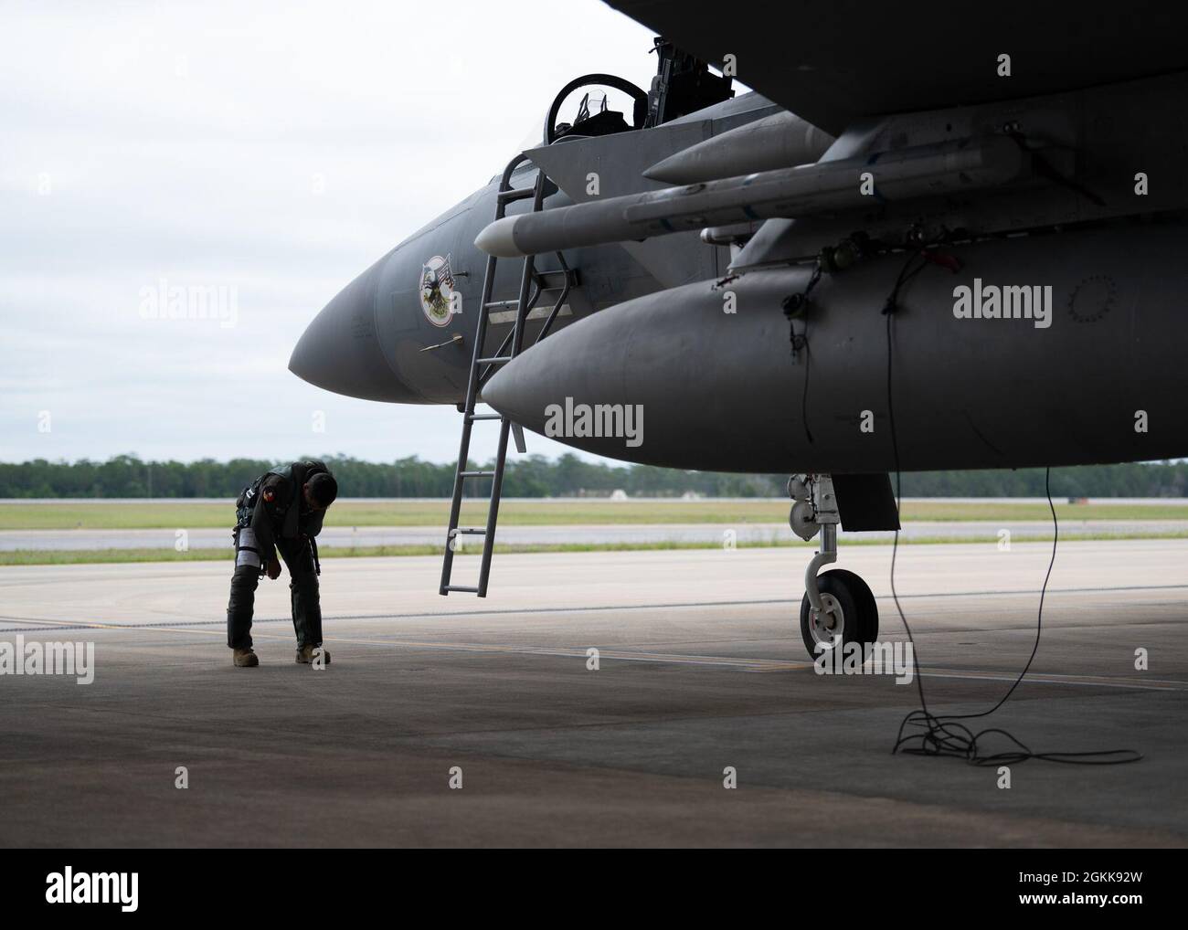 Julius Romasanta, 173esimo pilota istruttore dell'ala dei combattenti, si prepara a salire a bordo di un'aquila dell'aeronautica statunitense F-15C prima di un sortie, alla base dell'aeronautica Eglin, la., 10 maggio 2021. La 173a ala dei combattenti volò alla base dell'aeronautica Eglin dal maggio 1-15 per sostenere gli studenti del F-35A Lightning II B-Course servendo come avversari aerei avversari. Foto Stock
