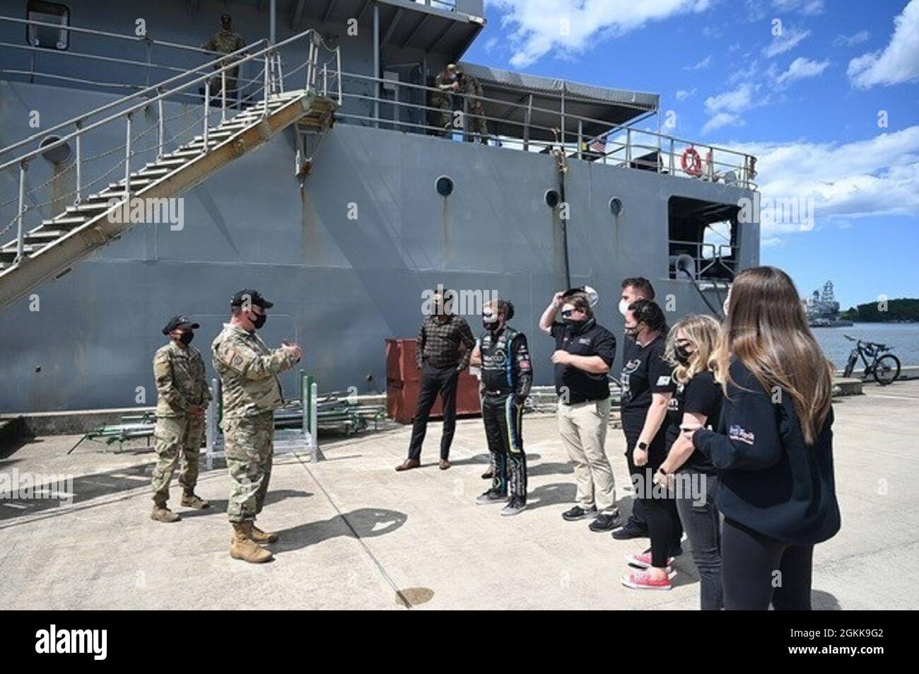 I membri del team Rick Ware Racing visitano il Third Port durante un tour della Joint base Langley-Eustis, Virginia, 13 maggio 2021. La squadra, che compete nella Serie della Coppa NASCAR, spesso fa pit-stop alle basi militari sulla strada per le loro gare. Foto Stock