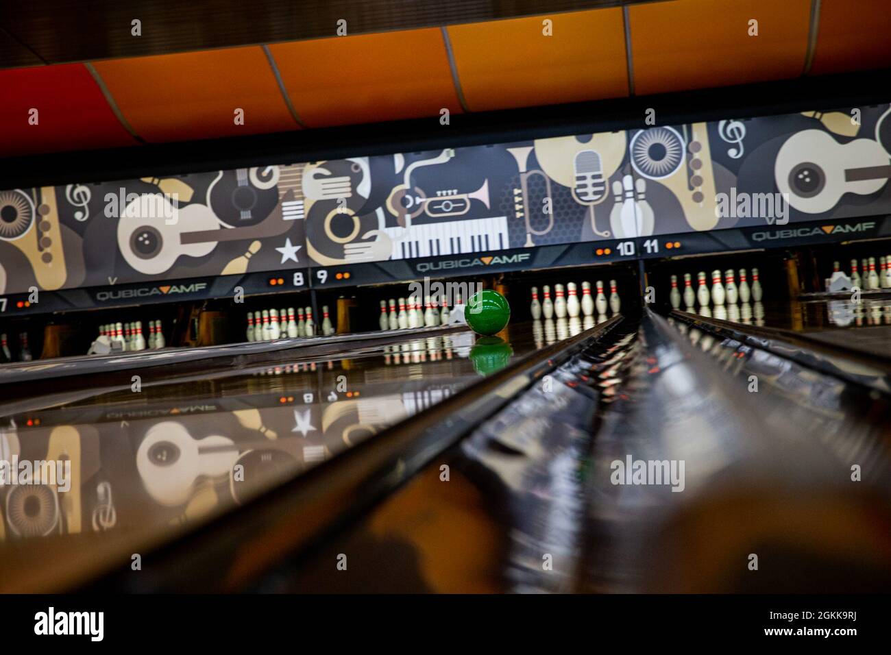 Una palla da bowling viene rotolata alla cerimonia di riapertura del Foster Bowling Center a Camp Foster, Okinawa, Giappone, 14 maggio 2021. Installazioni di corpi marini i leader del Pacifico e il personale di Marine Corps Community Services si sono riuniti per celebrare la riapertura del complesso di Foster Bowling dopo una chiusura temporanea a causa di lavori di ristrutturazione. La struttura è un centro bowling a 20 corsie con due tipi di cucina, la sala Spare Room, il Pro-Shop, una sala giochi ed è aperta dalle 10:00 alle 11:00 da domenica a giovedì e dalle 10:00 alle 12:00 venerdì e sabato. Foto Stock