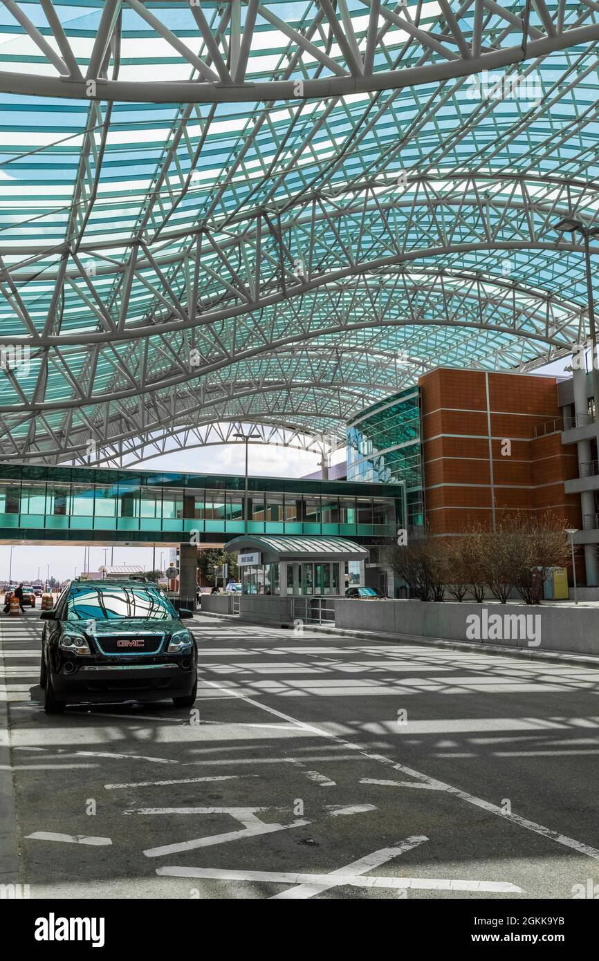 La struttura ad atrio a forma di ala copre l'area di accesso per i passeggeri dell'aeroporto internazionale Gerald R. Ford, Grand Rapids, Michigan, USA Foto Stock