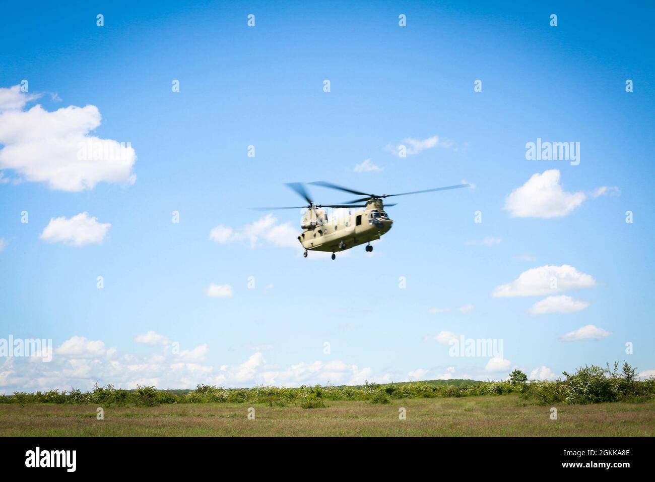 Un elicottero da carico CH-47 Chinook trasporta forze e attrezzature congiunte durante Swift Response 21 nell'area di addestramento di Babadag, Romania, 14 maggio 2021. Swift Response 21 è un esercizio legato al Defender 21, un esercizio annuale congiunto su larga scala guidato dall'esercito statunitense, multinazionale, progettato per costruire la prontezza e l'interoperabilità tra Stati Uniti, NATO e militari partner. Foto Stock