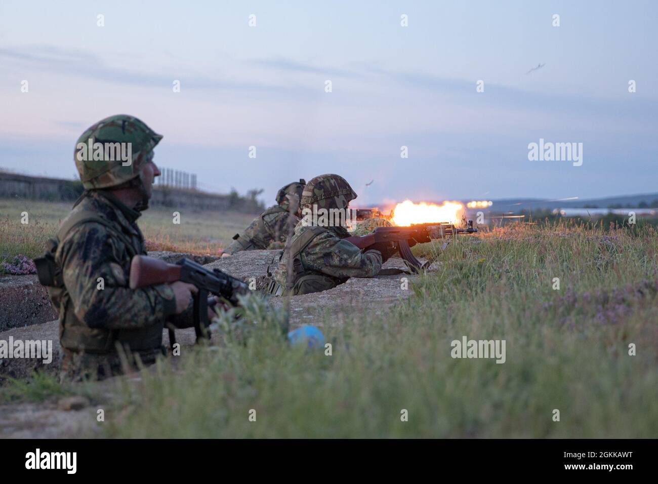 Le forze armate bulgare coinvolgono i paracadutisti dell'esercito degli Stati Uniti assegnati alla 173a Brigata aerea durante le manovre tattiche all'esercizio Swift Response 21 nell'area di addestramento di Novo Selo, Bulgaria, 14 maggio 2021. I paracadutisti hanno utilizzato l'operazione di assalto aereo per attaccare i fianchi del nemico e tagliare la loro capacità di rifornire o di ritirarsi. SWIFT Response 21 si verificherà dal 6 al 11 maggio, come parte operativa aerea di DEFENDER-Europe 21. Esso convaliderà la capacità del comando europeo degli Stati Uniti di inviare forze di prontezza elevate in un'area designata conducendo un esercizio aereo costituito da salti strategici come parte di Foto Stock