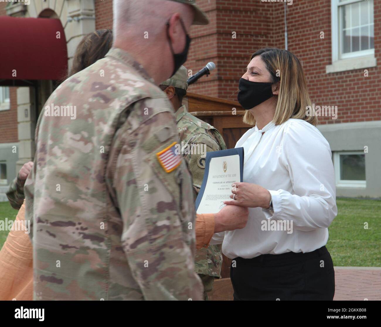 La sig.ra Beatriz Medina, specialista amministrativo esecutivo, 1° comando di sostegno del teatro, riceve il certificato di apprezzamento dal Gen. John Sullivan, comandante generale, 1° TSC, a Fort Knox, Kentucky, Maggio 14, 2021. Foto Stock