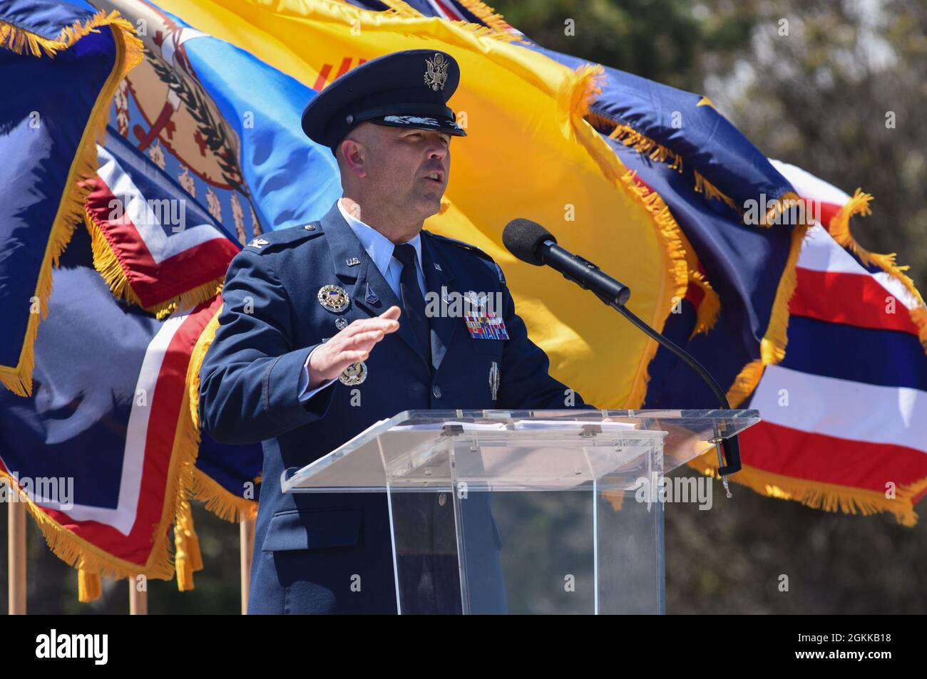 Il Colonnello Anthony Mastalir, comandante Space Launch Delta 30, parla durante una cerimonia di ridenominazione della base e della 30a cerimonia di ridesignazione della Space Wing il 14 maggio, Vandenberg Space Force base, California. Foto Stock