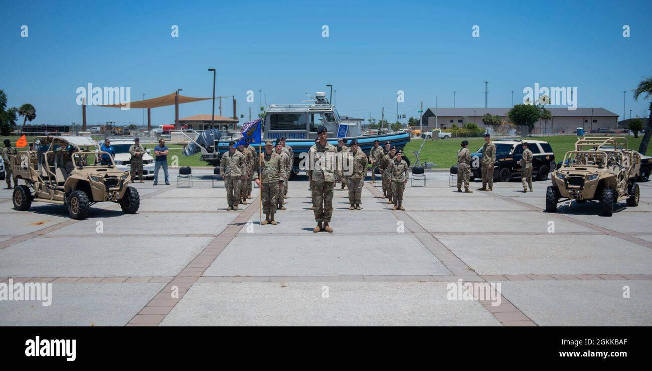 Gli aerei dell'aeronautica degli Stati Uniti con il 325th Security Forces Squadron stanno in formazione durante una cerimonia di ritiro alla base dell'aeronautica di Tyndall, Florida, 14 maggio 2021. Il ritiro si è tenuto per la settimana della polizia e per il Memorial Day degli ufficiali della Pace per onorare coloro che hanno perso la vita in linea di dovere, coloro che hanno servito e coloro che continuano a servire. Foto Stock