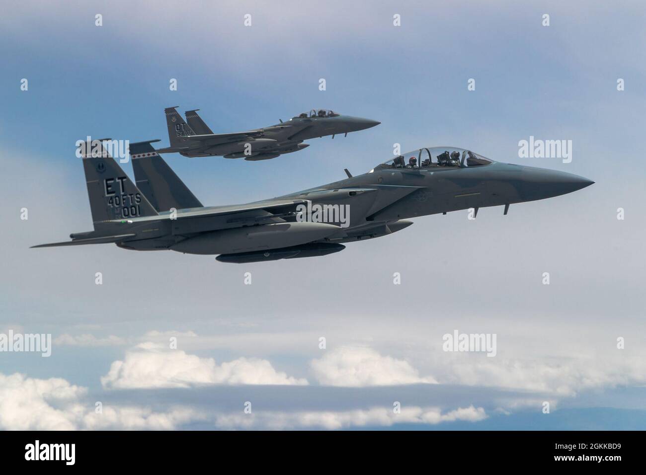 F-15EX Eagle II del 40esimo Flight Test Squadron, della 96esima Test Wing, e dell'85esimo Test and Evaluation Squadron, della 53a Wing, entrambi fuori dalla base aerea Eglin Air Force base, Florida, volano in formazione durante un'operazione di rifornimento aereo sulla California settentrionale. Il velivolo ha partecipato all'esercizio Northern Edge 21 in Alaska all'inizio di maggio. Foto Stock