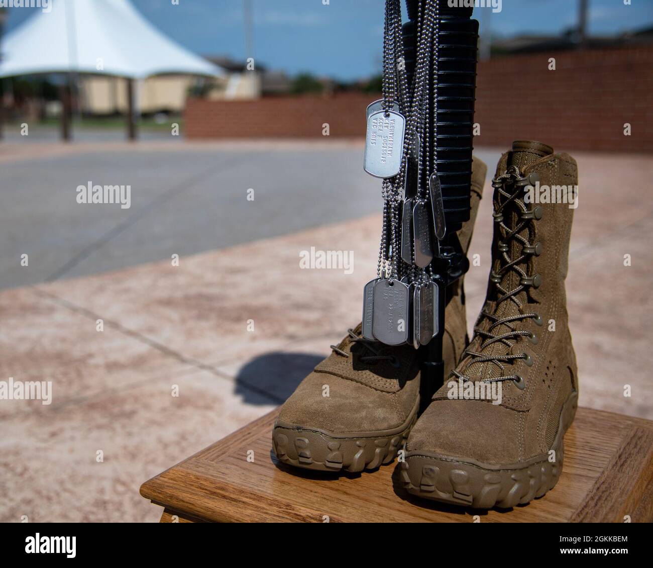 Le etichette militari del cane appendono da una statua commemorativa della forza di sicurezza 82nd Squadron come parte del ritiro annuale della settimana della polizia alla base dell'aeronautica di Sheppard, Texas, 14 maggio 2021. La settimana della polizia è un'osservanza nazionale per commemorare gli agenti dell'applicazione della legge, compresi i difensori delle forze di sicurezza e gli agenti speciali dell'Ufficio delle indagini speciali, che hanno perso la vita in linea di dovere. Foto Stock