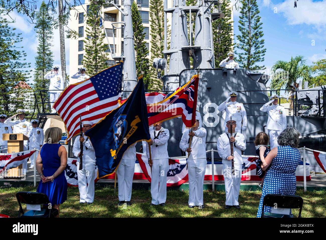 BASE COMUNE PEARL HARBOR-HICKAM (14 maggio 2021) -- la Color Guard parade i colori durante una cerimonia di cambio comando per il sottomarino ad attacco rapido di classe Los Angeles USS Topeka (SSN 754) al Parche Memorial. CMdR. James Fulks, di Oklahoma City, Oklahoma, ha sollevato il CMdR. Richard Salazar II, di Toledo, Ohio, come comandante di Topeka durante la cerimonia. Foto Stock