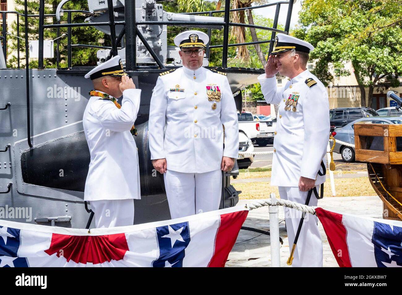 BASE COMUNE PEARL HARBOR-HICKAM (14 maggio 2021) -- CMdR. Richard Salazar II, da Toledo, Ohio, cede il comando a CMdR. James Fulks, da Oklahoma City, Oklahoma, durante una cerimonia di cambio di comando per il sottomarino ad attacco rapido USS Topeka (SSN 754) di classe Los Angeles al Parche Memorial. Michael Majewski, commodore, Submarine Squadron 7, ha presieduto la cerimonia. Foto Stock