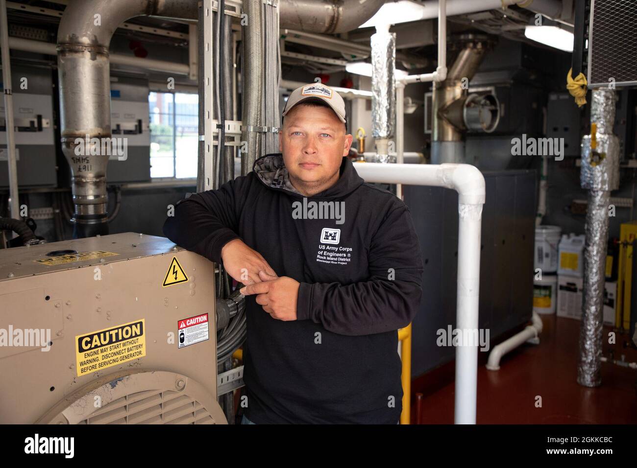 L'ingegnere Tony Frost si inginocchia mentre lavora su un generatore a  bordo della chiatta della gru per sollevamento pesante Quad Cities Foto  stock - Alamy