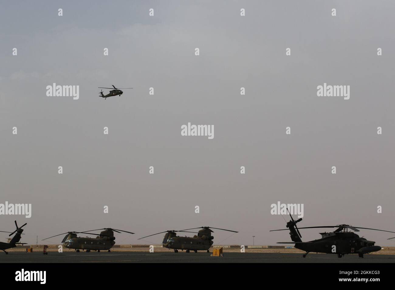 Un elicottero UH-60 Black Hawk, gestito da soldati con la 28a brigata aerea di combattimento, vola su un campo aereo nell'area operativa del 28o ECAB in Medio Oriente. Foto Stock