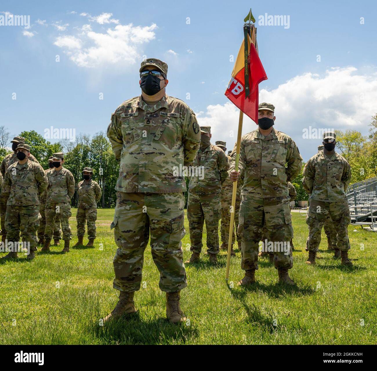 Soldati dell'esercito degli Stati Uniti della sezione operazioni speciali, Battaglione delle truppe speciali 369th, Brigata di sostegno 369th, Guardia Nazionale di New York, si levano in formazione durante una cerimonia di cambiamento di responsabilità in cui il comando Sgt. Maj. Curtis Moss, il CSM uscente del battaglione cede la responsabilità al comando Sgt. Major Tracy-Ann Stewart, il CSM entrante, presso Camp Smith Training Site, Cortlandt Manor, N.Y., 15 maggio 2021. Foto Stock