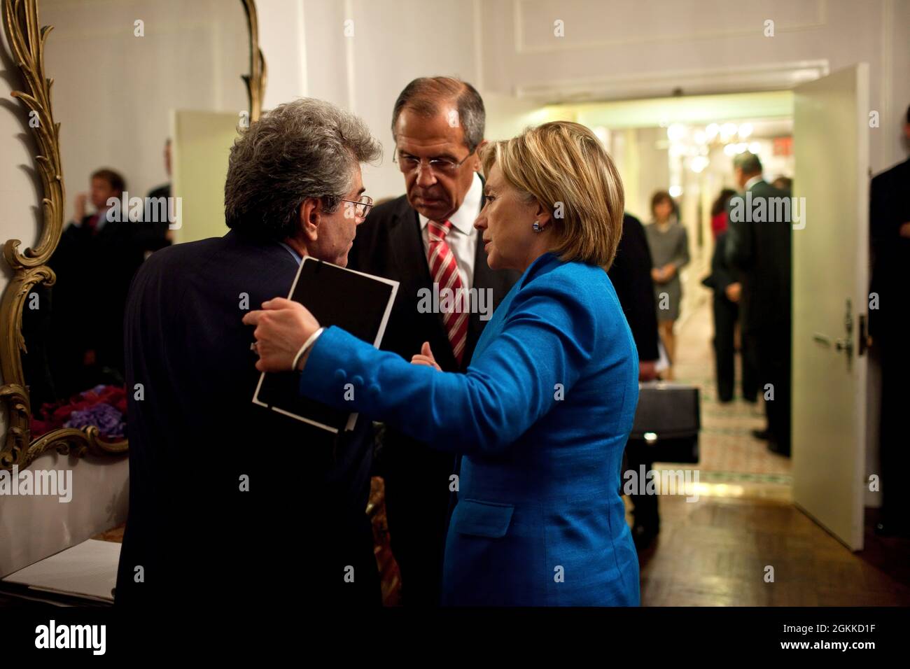 Il Segretario di Stato Hillary Clinton conferisce un Assistente speciale al Presidente Gary Samore, di sinistra, e al Ministro degli Esteri russo Sergei Lavrov, presso il Waldorf Astoria Hotel di New York, N.Y., 23 settembre 2009. Il presidente Barack Obama e il presidente russo Dmitry Medvedev hanno tenuto un incontro bilaterale al Waldorf durante l'Assemblea generale delle Nazioni Unite. (Foto ufficiale della Casa Bianca di Pete Souza) questa fotografia ufficiale della Casa Bianca è resa disponibile solo per la pubblicazione da parte delle organizzazioni di notizie e/o per uso personale per la stampa dal soggetto(i) della fotografia. La fotografia non può essere manipolata Foto Stock