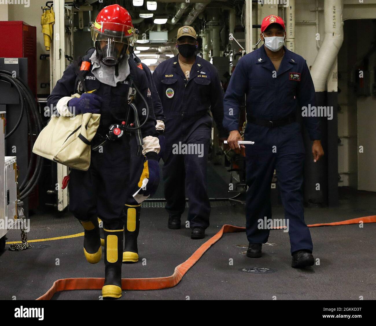 210515-N-NM271-1029 OCEANO PACIFICO (15 maggio 2021) – i marinai partecipano alla formazione per il controllo dei danni a bordo di una nave d'assalto anfibio USS Tripoli (LHA 7), maggio 15. Tripoli sta conducendo operazioni di routine nella terza flotta statunitense. Foto Stock