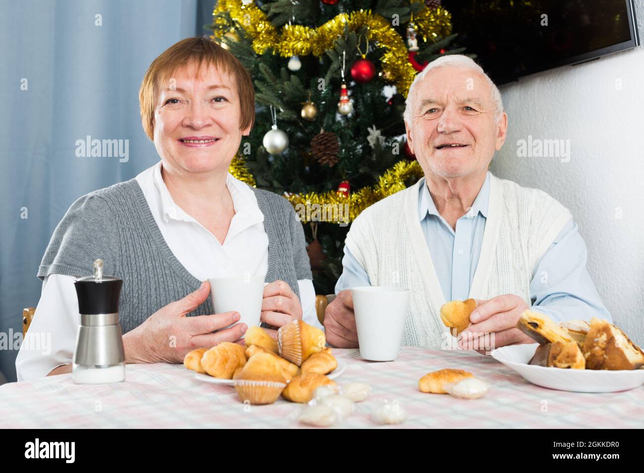 Coppia anziano che si gode la serata di Natale Foto Stock