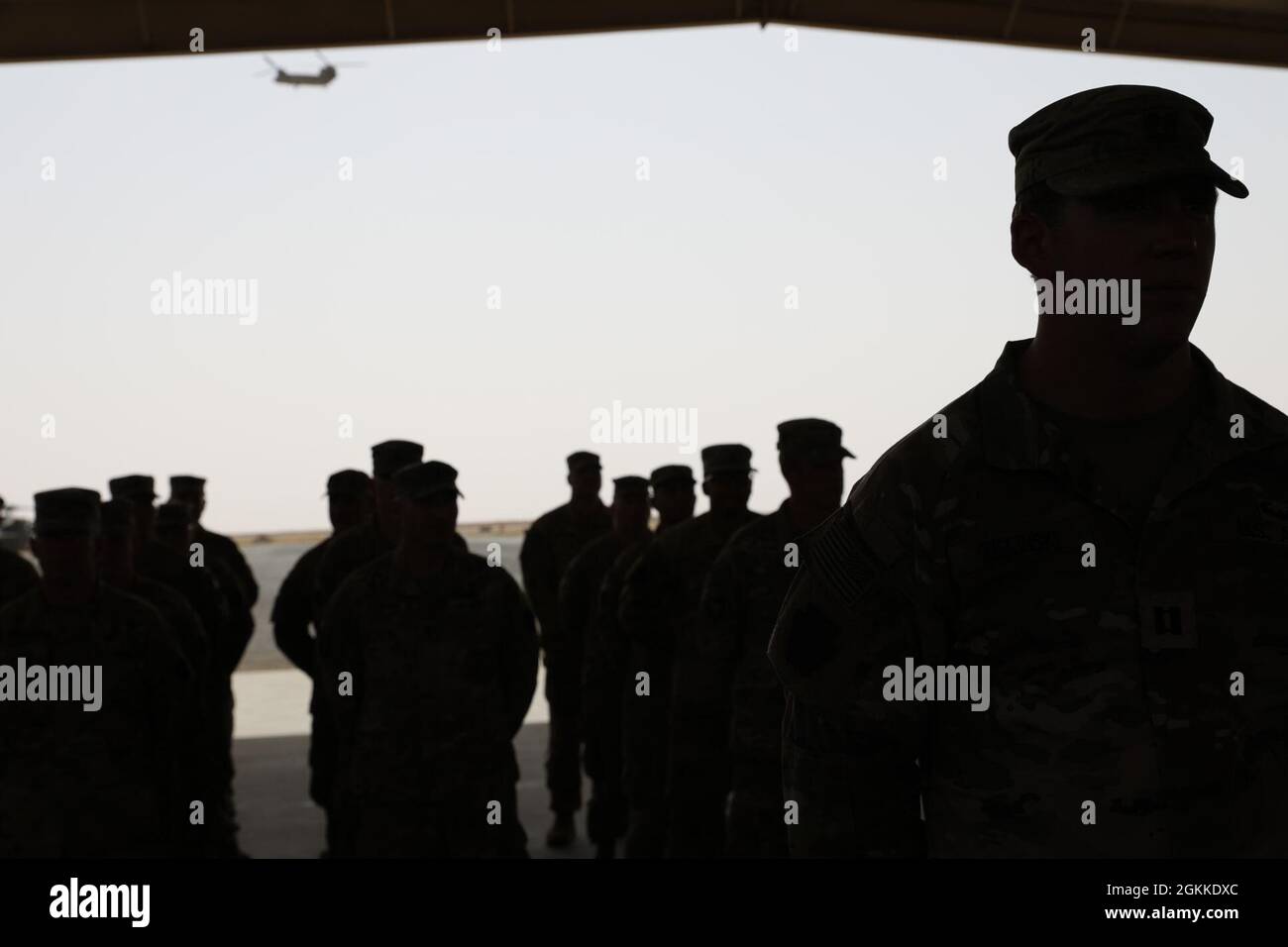 I soldati del 2° Battaglione, il 104° Regiment Aviazione (GSAB) si levano in attenzione durante una cerimonia di trasferimento dell'autorità a Camp Buehring, Kuwait. Foto Stock