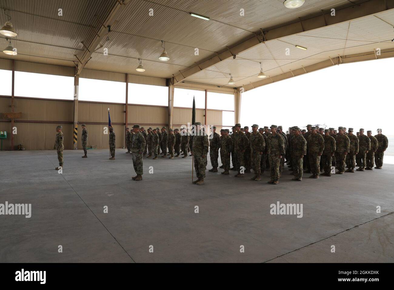 I soldati del 1° Battaglione, del 168° Regiment Aviazione (General Support Aviation Battaglione) e del 2° Battaglione, del 104° Regiment Aviazione (GSAB) si levano in attenzione durante una cerimonia di trasferimento dell'autorità a Camp Buehring, Kuwait. Foto Stock