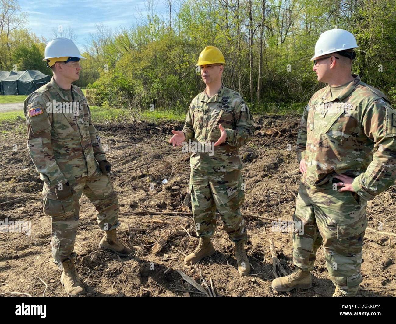 Christopher Baun, a destra, comandante della 152a compagnia di ingegneri, E il suo dirigente, il 1° Lt. James Spellman a sinistra, breve col. Jamey Barcomb, centro, comandante del 153° comando della truppa con un aggiornamento delle operazioni di costruzione presso la Guardia Nazionale Youngstown Local Training Area di Youngstown, N.Y., 15 maggio 2021 durante l'addestramento annuale di unità. La società è tornata sul campo per la formazione collettiva per i compiti di ingegnere dopo un anno di formazione virtuale, costruendo un corso di idoneità di combattimento dell'esercito, un corso di addestramento di Situational corsie di esercitazione e una terra Foto Stock