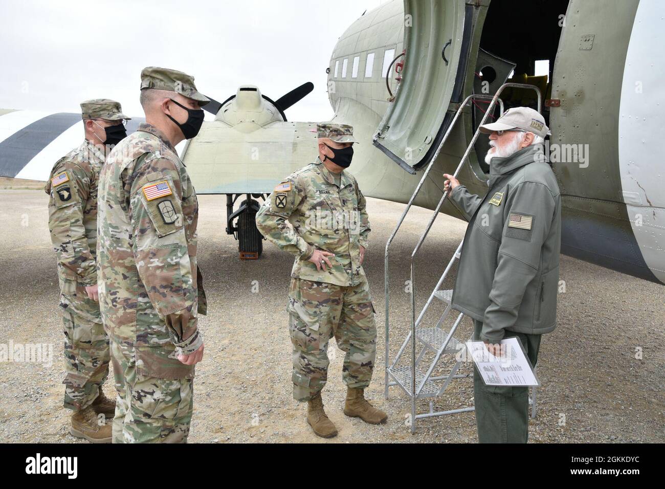 Alberto Rosende, comandante generale della 63° Divisione di preparazione; il col. Charles Bell, comandante USAG Fort Hunter Liggett; e il comando FHL Sgt. Mark Fluckiger ha incontrato un membro dell'equipaggio di volo, Rob Kinnear e ha avuto modo di camminare all'interno della seconda guerra mondiale C-47 durante l'80esimo anniversario Open House, Fort Hunter Liggett, California 15 maggio 2021. Il Bomber Biscuit di Betsy è volato dal museo Estrella Warbird a Paso Robles, California, all'aeroporto dell'esercito di Schoonover con un carico di passeggeri per celebrare l'occasione. Foto Stock