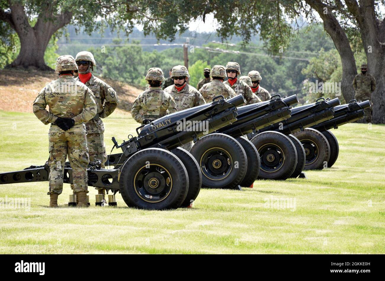 La 91esima Divisione di addestramento ha fornito un saluto di artiglieria durante l'Open House dell'ottantesimo anniversario, Fort Hunter Liggett, California, 15 maggio 2021 Foto Stock