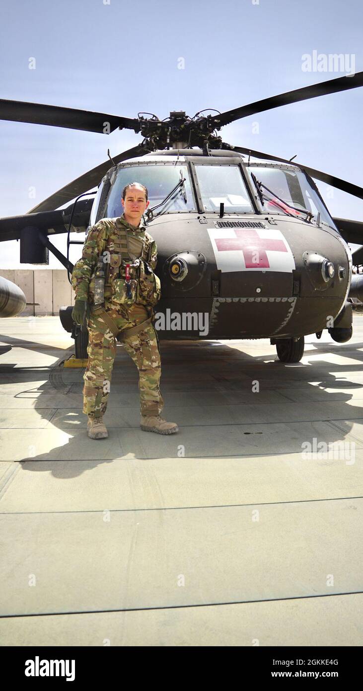 Personale Sgt. Brianna Pritchard, un meccanico dell'elicottero della Guardia Nazionale dell'Esercito UH-60 Black Hawk di Anchorage, Alaska, si pone per una foto di fronte ad un elicottero della Task Force Phoenix UH-60 Black Hawk MEDEVAC come base aerea di al Asad, Iraq. Foto Stock