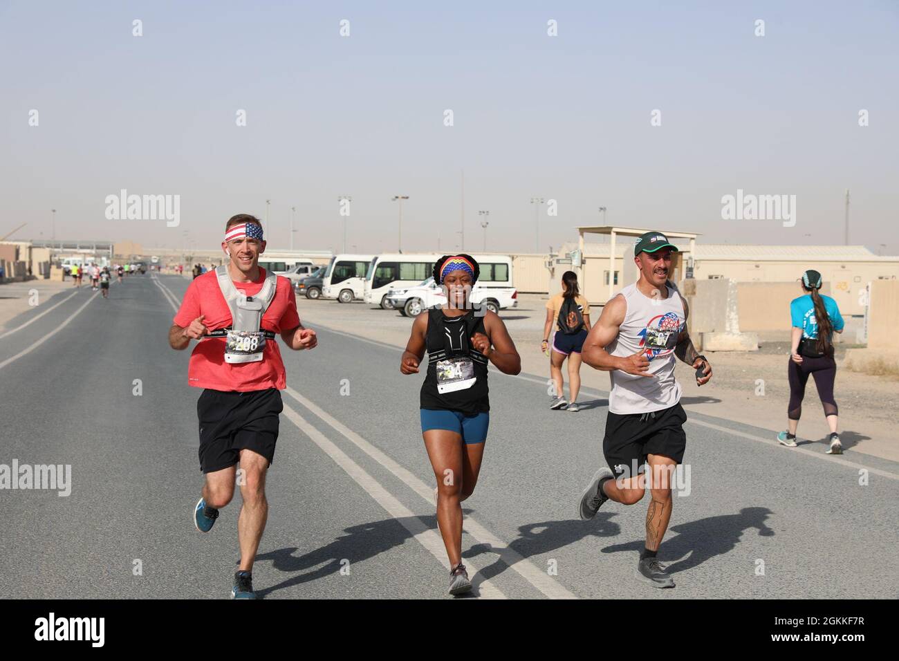 I soldati con il 310° comando di supporto (Expeditionary) sono tutti sorrisi quando finiscono la corsa all'ombra di OneAmerica 500 Festival Mini-Marathon, o "Indy Mini". Il 310° Comitato di Indianapolis ha ospitato più di 400 militari e civili dispiegati a Camp Arifjan, Kuwait, che ha corso nella corsa ombra del 16 maggio della maratona annuale Indy Mini della loro città natale, lunga 13.1 miglia. Foto Stock