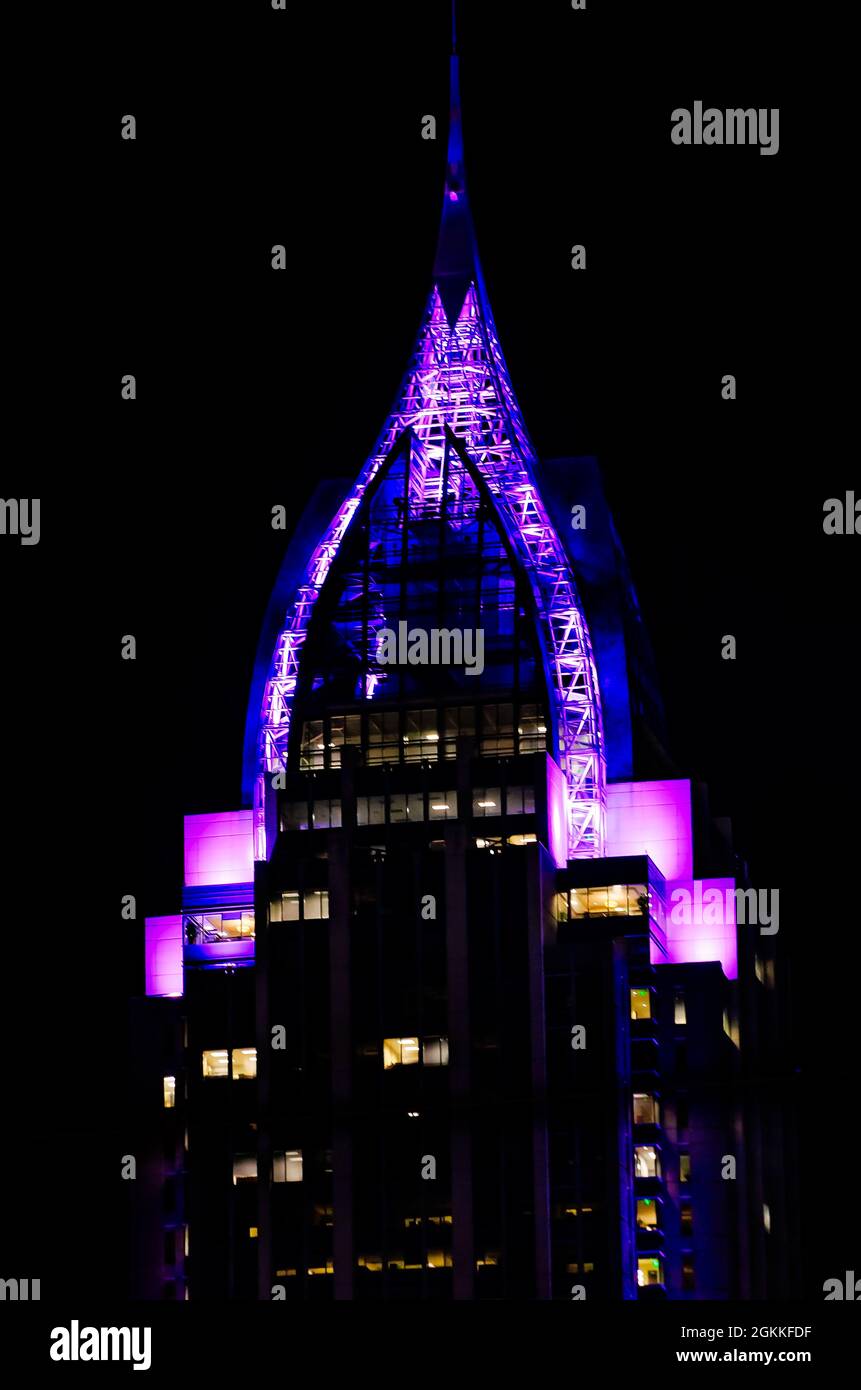 La RSA Battle House Tower è raffigurata di notte, 3 luglio 2020, a Mobile, Alabama. La RSA Tower è l'edificio più alto dell'Alabama. Foto Stock