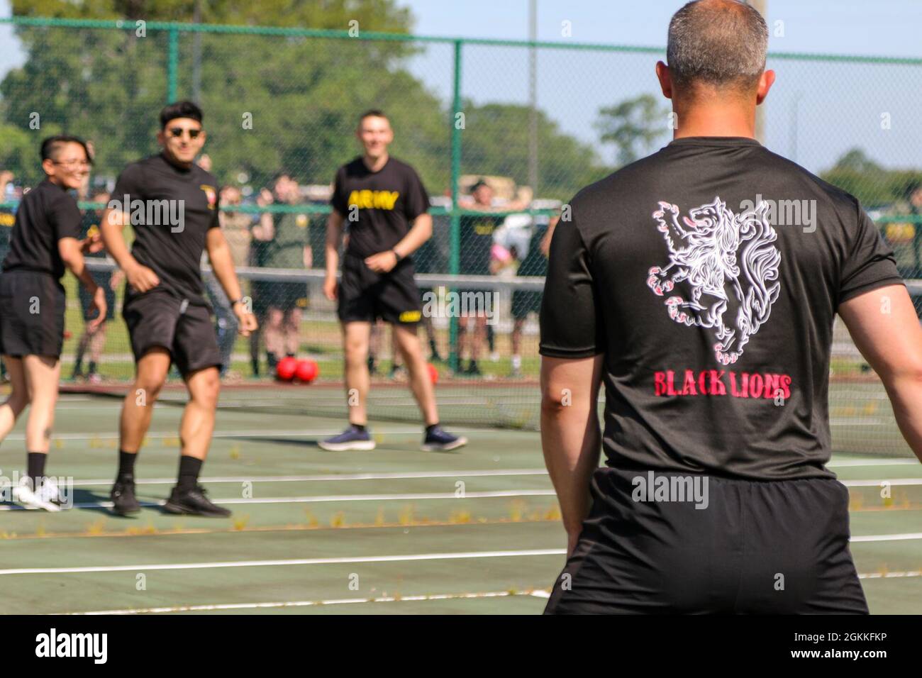 I soldati Dogface prendono parte ad un gioco di dodgeball 17 maggio 2021, a Fort Stewart, Georgia, come parte della settimana della Marna. Dodgeball è uno dei numerosi concorsi che si tengono durante la settimana della Marna, che serve come tempo per mostrare la tenacia e lo spirito di combattimento dei soldati Dogface attraverso la competizione. Foto Stock
