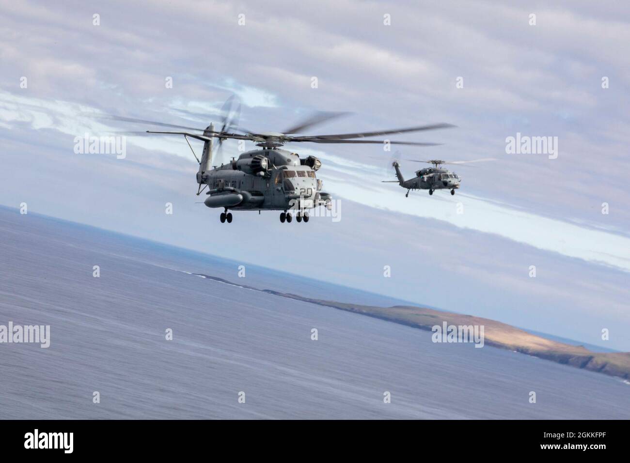 210517-N-BF356-1308 OCEANO ATLANTICO (17 maggio 2021) Un elicottero CH-53 Stallion, a sinistra, attaccato al Marine Medium Tiltrotor Squadron (VMM) 162 (rinforzato) e un elicottero MH-60S Sea Hawk dai "Chargers" del Sea Combat Squadron (HSC) 26 volano a fianco della nave d'assalto anfibio Wasp-class (USS Wima 7) Durante un esercizio fotografico, 17 maggio 2021. Iwo Jima è in corso nell'Oceano Atlantico con lo Squadrone anfibio 4 e la 24a unità Marine Expeditionary (MEU) come parte del Gruppo Amphibious Ready di Iwo Jima. Foto Stock