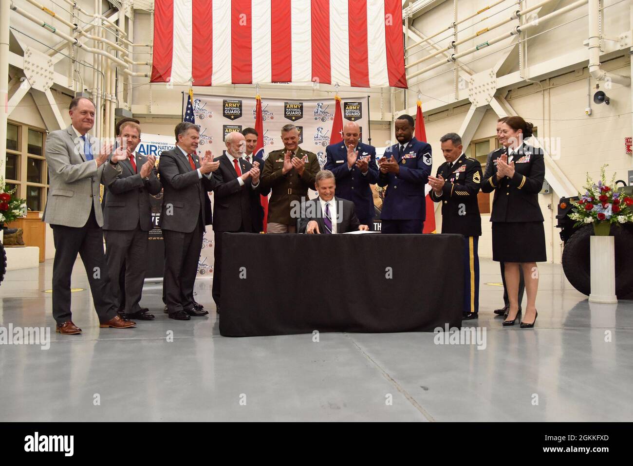 Bill Lee, governatore del Tennessee, ha firmato un emendamento al Tennessee strong Act, maggio 18, a Berry Field di Nashville. L'emendamento offrirà ai membri della Guardia Nazionale del Tennessee nuove opportunità educative, per includere l'assistenza scolastica ai programmi delle scuole tecniche e professionali. Gov. Lee ha anche firmato una nuova legislazione che ha ufficialmente segnato il 12 giugno come 'Festa dei Veterani delle Donne' in Tennessee. Foto Stock