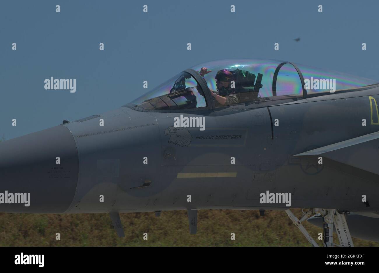 Un pilota dell'aeronautica degli Stati Uniti ha assegnato al 493a Fighter Squadron taxi un F-15C Eagle dopo un sortie durante l'esercizio Astral Knight 21 alla base aerea di Larissa, Grecia, 17 maggio 2021. Durante esercizi come Astral Knight, le forze statunitensi affinano la loro capacità di schierare forze credibili e capaci di operare da luoghi strategici, grazie a forti partnership regionali. Foto Stock