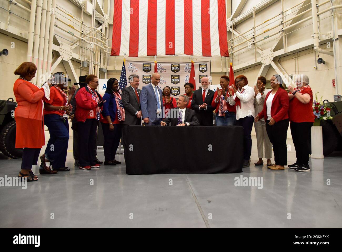 Bill Lee, governatore del Tennessee, ha firmato un emendamento al Tennessee strong Act, maggio 18, a Berry Field di Nashville. L'emendamento offrirà ai membri della Guardia Nazionale del Tennessee nuove opportunità educative, per includere l'assistenza scolastica ai programmi delle scuole tecniche e professionali. Gov. Lee ha anche firmato una nuova legislazione che ha ufficialmente segnato il 12 giugno come 'Festa dei Veterani delle Donne' in Tennessee. Foto Stock