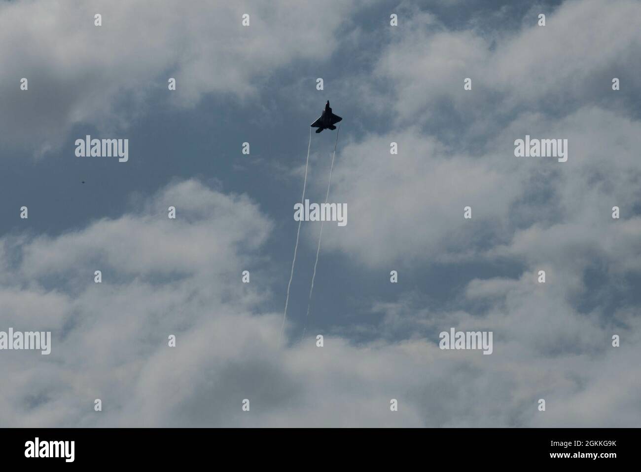 Un Raptor dell'Aeronautica militare statunitense F-22 assegnato alla 325th Fighter Wing, Tyndall Air Force base, Florida, prende il volo per la bandiera a scacchi 21-2 a Eglin AFB, Florida, 17 maggio 2021. Chequered Flag è un'esercitazione aerea a grande forza che si tiene a Tyndall, che favorisce la prontezza e l'interoperabilità attraverso l'incorporazione di velivoli di quarta e quinta generazione nell'addestramento al combattimento. L'iterazione del 21-2 dell'esercizio si è svolta dal 10 al 21 maggio 2021. Foto Stock