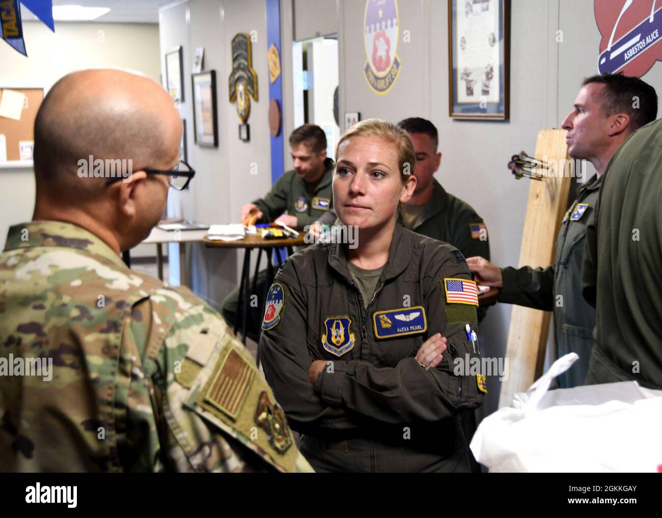 Alexa Pearl, 700esimo Squadrone Airlift, parla con il Lt. Col. Antonio  Ortiz-Guzman, 94esimo cappellano Airlift Wing, presso la base della riserva  aerea di Dobbins, Georgia, durante un pranzo per Airmen. La Cappella