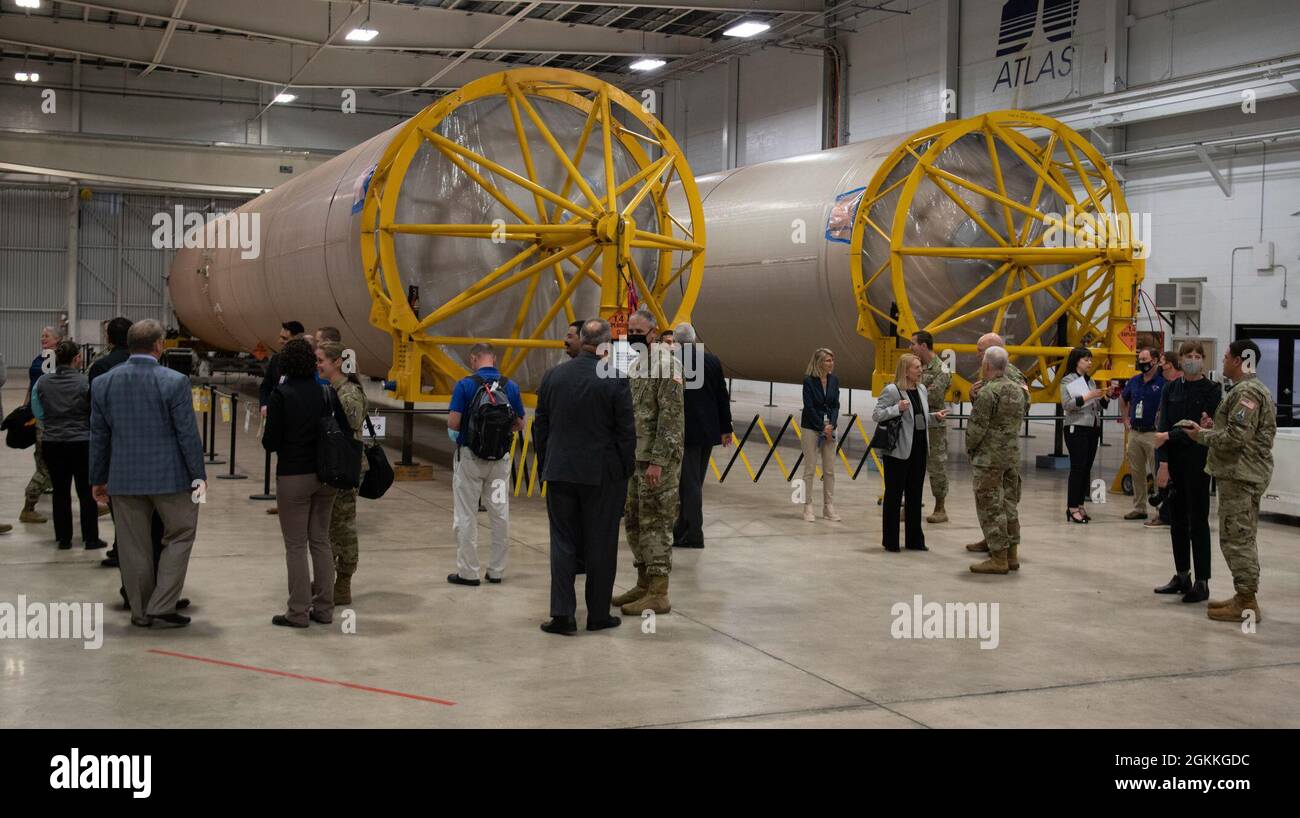 I membri del servizio degli Stati Uniti e i membri del Congresso visitano l'Atlas Spaceflight Operations Center presso la Stazione spaziale di Cape Canaveral, Fl., 17 maggio 2021. Il gruppo ha partecipato a un tour dell'installazione per incontrare Airmen e Guardiani a supporto delle operazioni di lancio spaziale e per saperne di più sulle partnership tra CCSFS e aziende commerciali. Foto alterata per motivi di sicurezza. Foto Stock