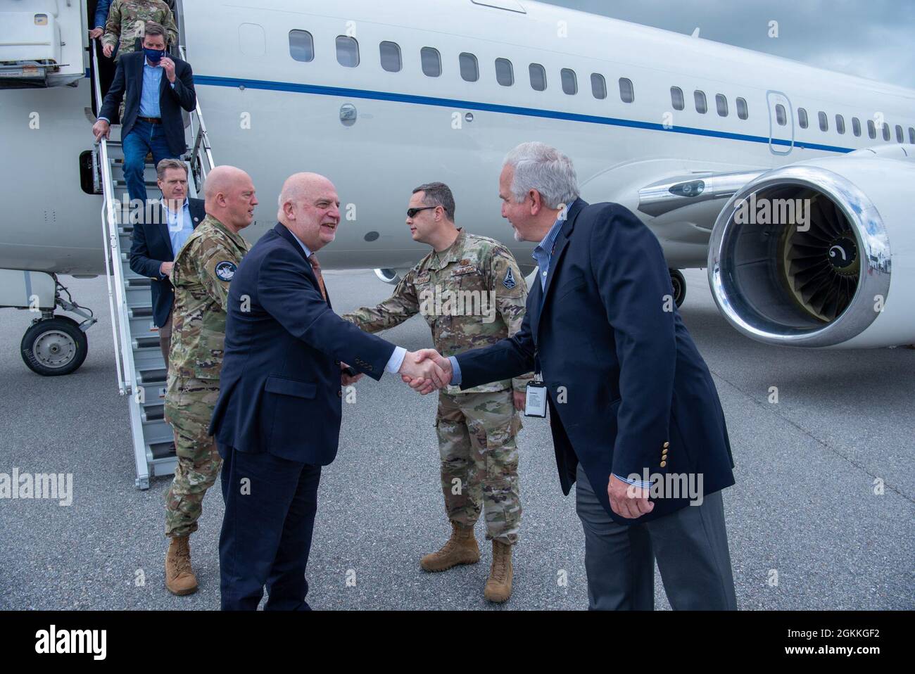 Il segretario dell'Aeronautica militare John P. Roth saluta Scott Cook, il collegamento legislativo Space Launch Delta 45, in qualità di rappresentante dell'Aeronautica militare statunitense John W. "Jay" Raymond, Capo delle operazioni spaziali, saluta il U.S. Air Force Colon ed Marshall, SLD 45 vice comandante del supporto, Dopo l'arrivo alla Stazione spaziale di Cape Canaveral, Flag., 17 maggio 2021. Roth e Raymond hanno visitato l'impianto per incontrare Airmen e Guardiani a supporto delle operazioni di lancio spaziale e per saperne di più sulle partnership tra CCSFS e aziende commerciali. Foto Stock