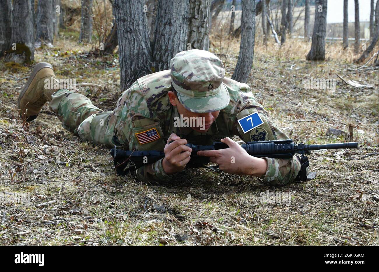 PFC. Jihad Yarber, 17th Combat Sendment Support Battaglione, esegue l'alto giro del 17 maggio presso il Northern Warfare Training Center in Black Rapids Training Site, Alaska Foto Stock